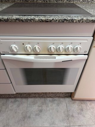 Cocina completa gris y blanca