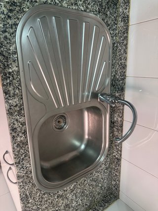Cocina completa gris y blanca