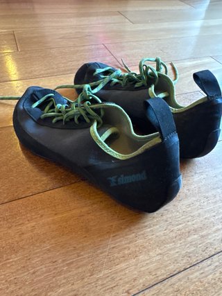 Zapatillas de escalada negras y verdes