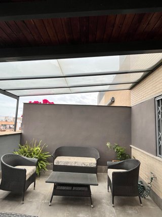Mesa, sillones y sofá de terraza