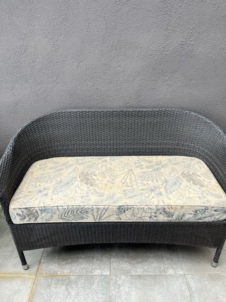 Mesa, sillones y sofá de terraza