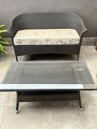 Mesa, sillones y sofá de terraza