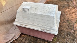 Caseta para perro grande de plástico