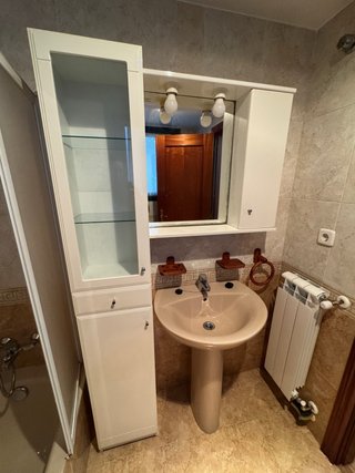 Set di mobili da bagno bianco e beige