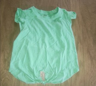 Camiseta verde de niña de manga corta.