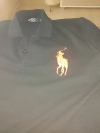 Polo Negro con Logo Rojo