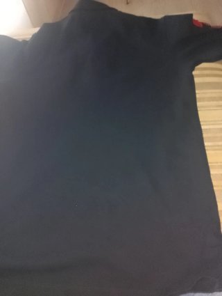 Polo Negro con Logo Rojo