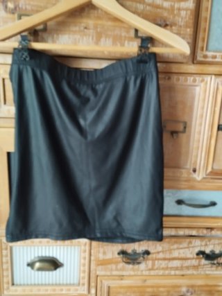 Minifalda efecto piel negra