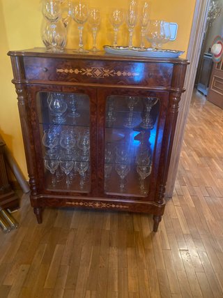Mueble vitrina madera y cristal