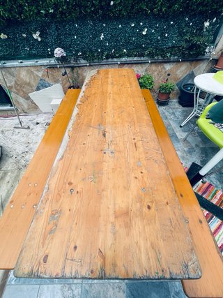 Mesa de madera con 2 bancos.