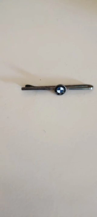 Alfiler de corbata con corona dorada