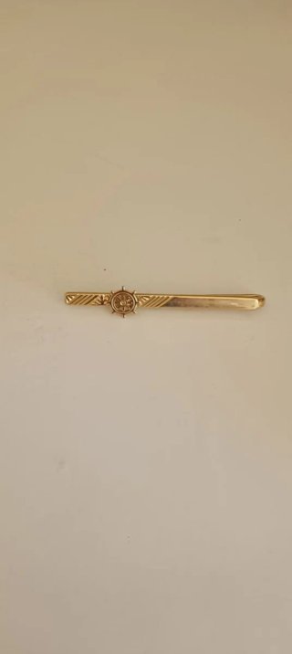 Alfiler de corbata con corona dorada