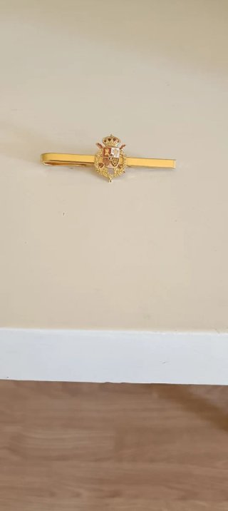 Alfiler de corbata con corona dorada