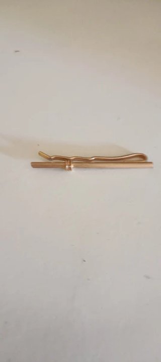 Alfiler de corbata con corona dorada