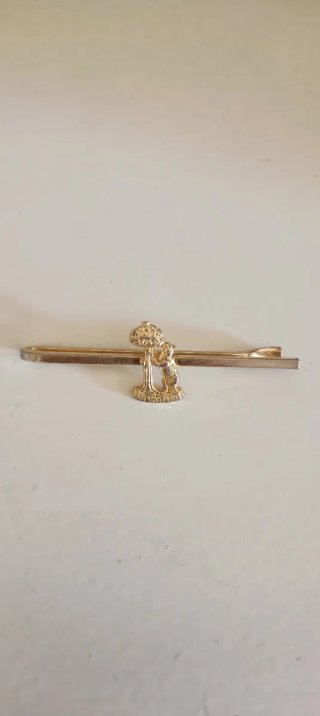 Alfiler de corbata con corona dorada