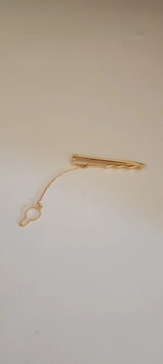Alfiler de corbata con corona dorada
