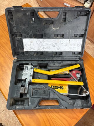 Prensa fontanería REMS con accesorios