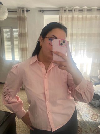 Camisa rosa bebé con detalles