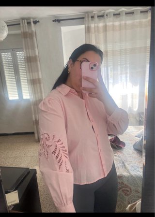 Camisa rosa bebé con detalles