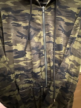 Mono militar con capucha y cremallera