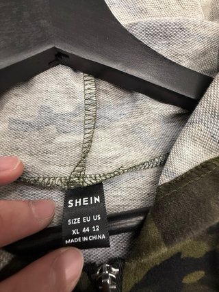 Mono militar con capucha y cremallera