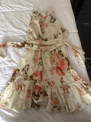 Vestido floral beige y rosa