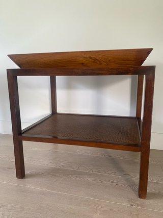Mesa auxiliar de madera y ratán