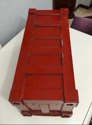 Arcón de madera rojo con cierre