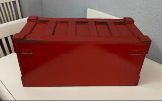 Arcón de madera rojo con cierre