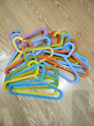 Lote de 22 perchas infantiles de plástico