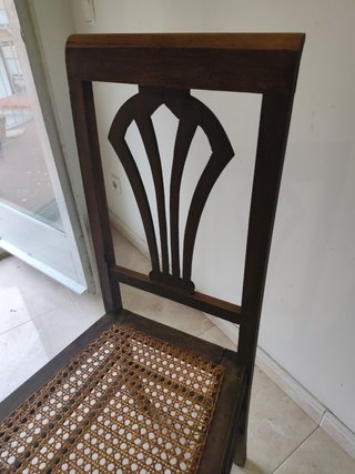 Silla de madera con asiento de ratán