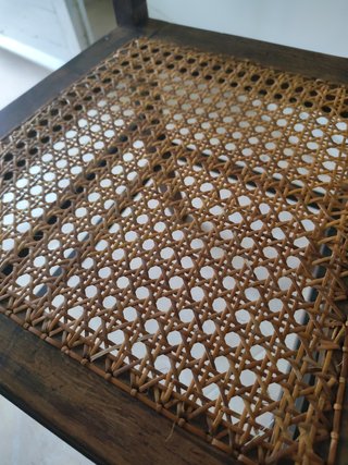 Silla de madera con asiento de ratán