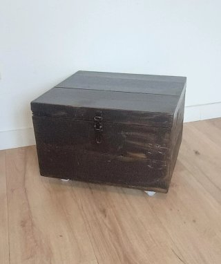 Baúl de madera con ruedas