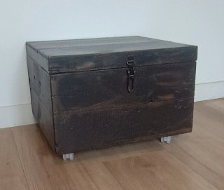 Baúl de madera con ruedas