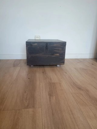 Baúl de madera con ruedas