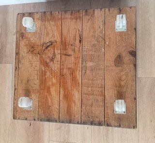 Baúl de madera con ruedas