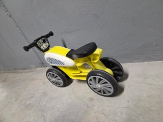 Moto infantil amarilla