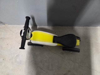 Moto infantil amarilla