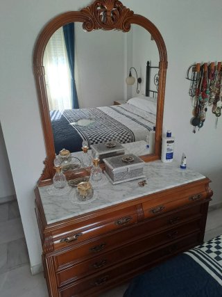 Tocador de madera con espejo y mármol