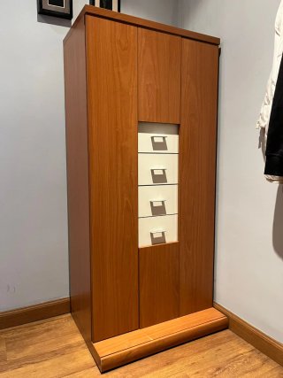 Aparador de madera con cajones