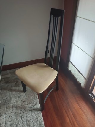 Mesa de cristal, 4 sillas y mesa pequeña de sala