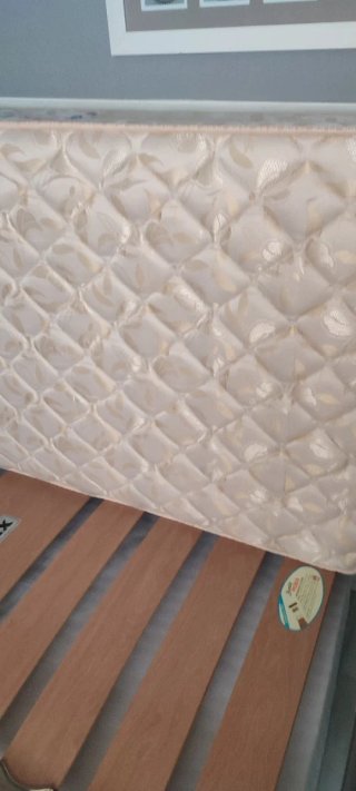 Somiers y Colchones de 90cm. A 35€ cada uno.