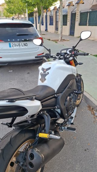Vendo Yamaha FZ800   o cambio por furgoneta
