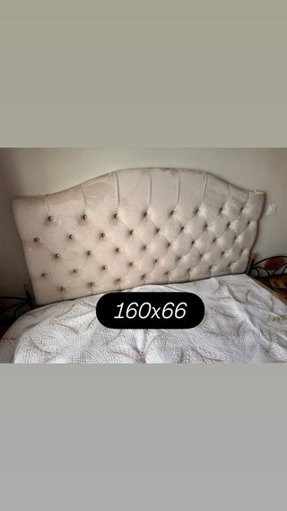 Cabecero de cama beige capitoné