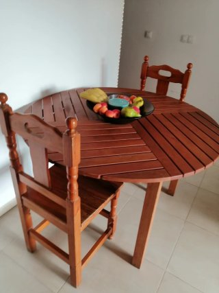Mesa redonda madera + 2 sillas