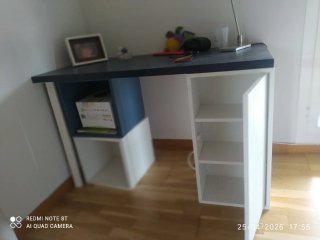 Escritorio azul y blanco