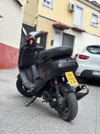 Piaggio Zip Negra y Roja