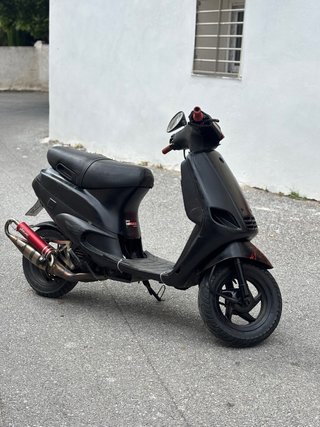 Piaggio Zip Negra y Roja