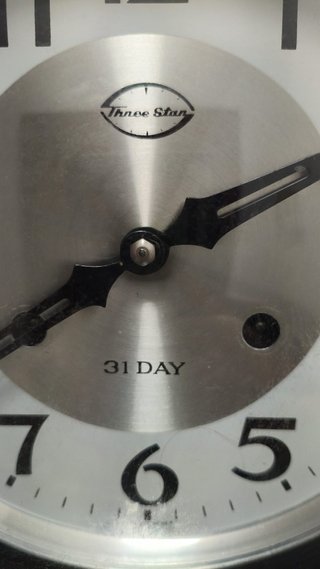 Reloj de pared clásico de madera con péndulo
