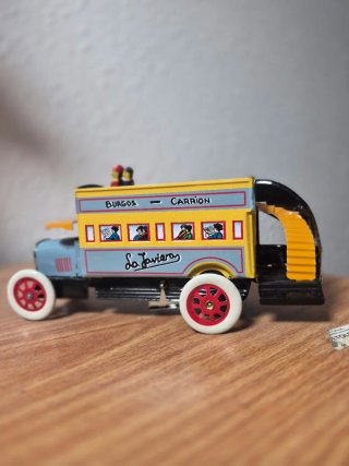 Autobús de chapa antiguo La Javiera